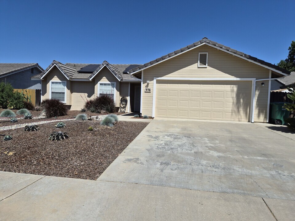 376 E Sycamore Ave in Reedley, CA - Building Photo