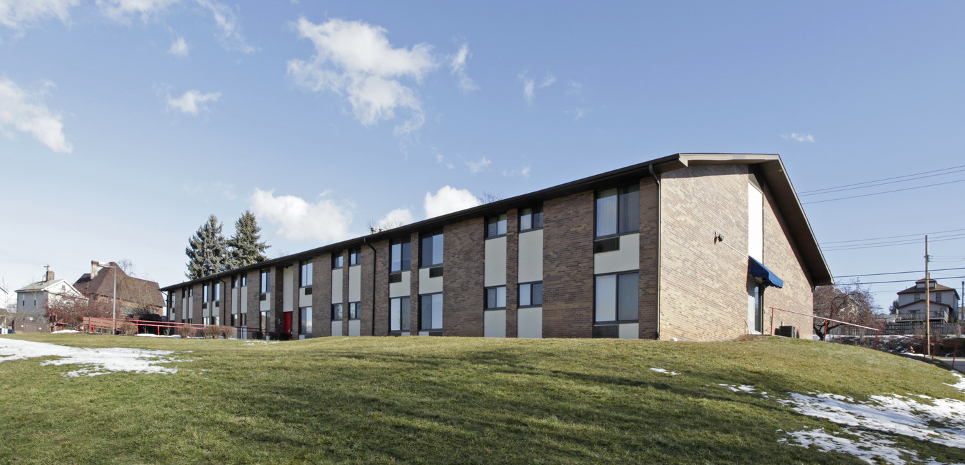 Versailles Apartments in McKeesport, PA - Foto de edificio