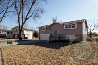 2201 Thomas Dr in Bellevue, NE - Building Photo - Building Photo