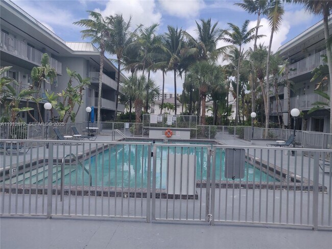 7403 SW 82nd St in Miami, FL - Foto de edificio - Building Photo