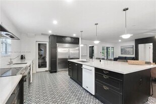 5840 SW 37th Ave in Fort Lauderdale, FL - Building Photo