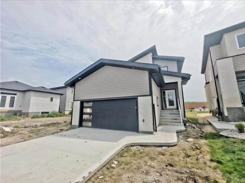 117 Hughes Cres in Winnipeg, MB - Building Photo