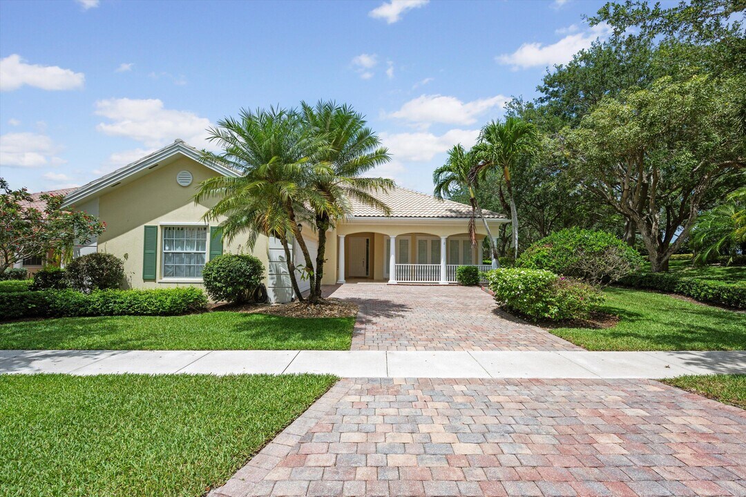 2057 Futana Way in Wellington, FL - Building Photo