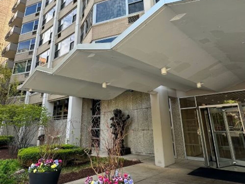 555 W Cornelia Ave in Chicago, IL - Building Photo