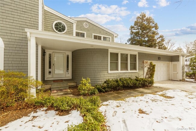 1 Tiffany Cir in Manhasset, NY - Building Photo - Building Photo