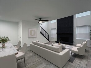 5528 Beverly Hill St in Houston, TX - Foto de edificio - Building Photo