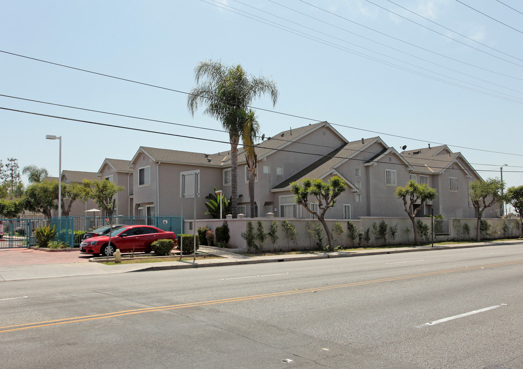 820 W Compton Blvd in Compton, CA - Foto de edificio