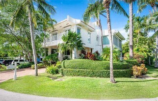 650 Curtiswood Dr in Key Biscayne, FL - Building Photo