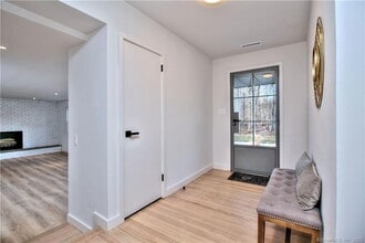 9 Grays Farm Rd in Westport, CT - Building Photo - Building Photo