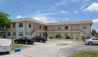 Twin Manor Apartments in Wilton Manors, FL - Building Photo - Building Photo