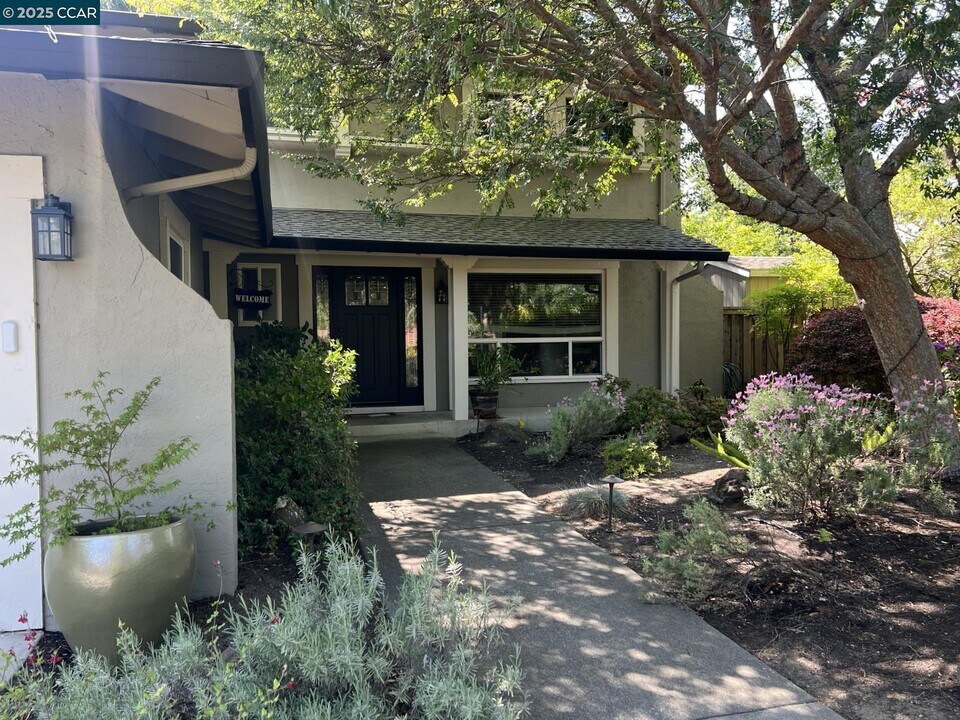 42 Horseshoe Ct in Walnut Creek, CA - Building Photo