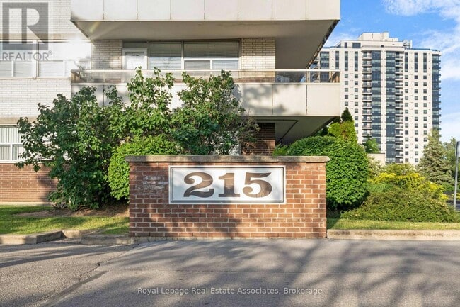 215 Glenridge Ave in St Catharines, ON - Building Photo - Building Photo