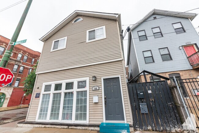 700 N Noble St, Unit # 02W