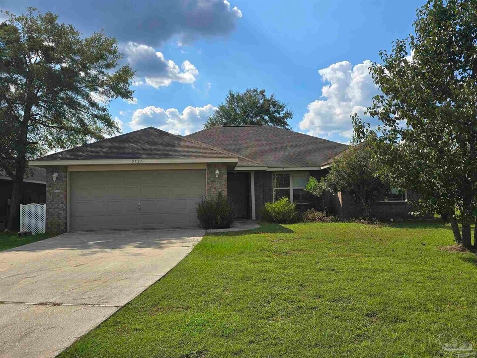 2320 Badger Cir in Cantonment, FL - Building Photo