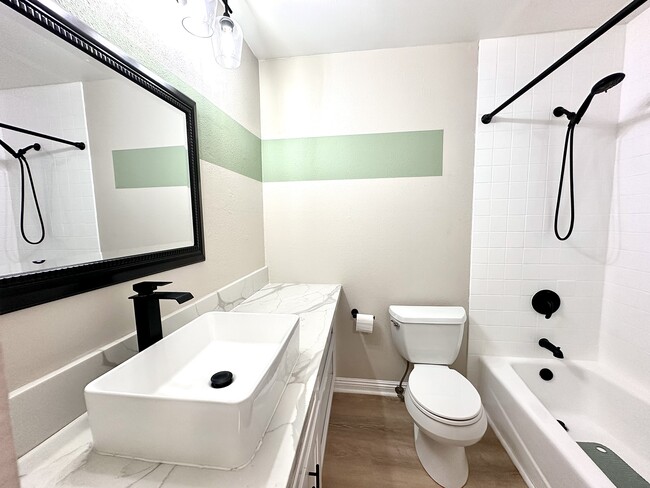 1015 Aoloa Pl in Kailua, HI - Building Photo - Building Photo