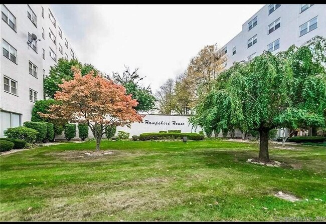 887 Farmington Ave in West Hartford, CT - Building Photo - Building Photo