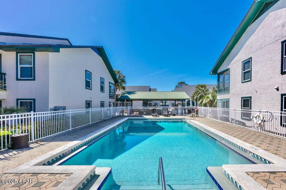 7813 N Lagoon Dr in Panama City Beach, FL - Foto de edificio