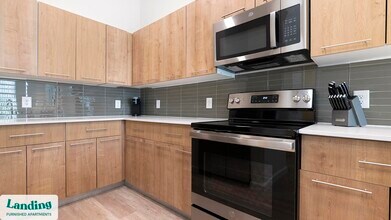 5256 International Dr in Orlando, FL - Foto de edificio - Building Photo