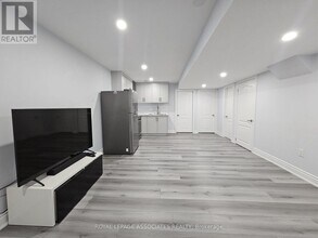 131 Lloyd Sanderson Dr in Brampton, ON - Building Photo - Building Photo