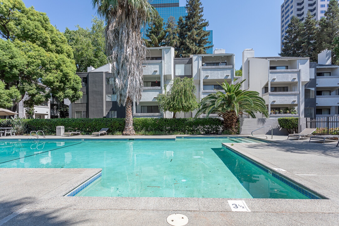 Governor's Square Apartments in Sacramento, CA - Building Photo