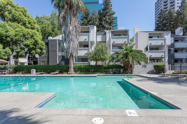 Governor's Square Apartments in Sacramento, CA - Foto de edificio - Building Photo