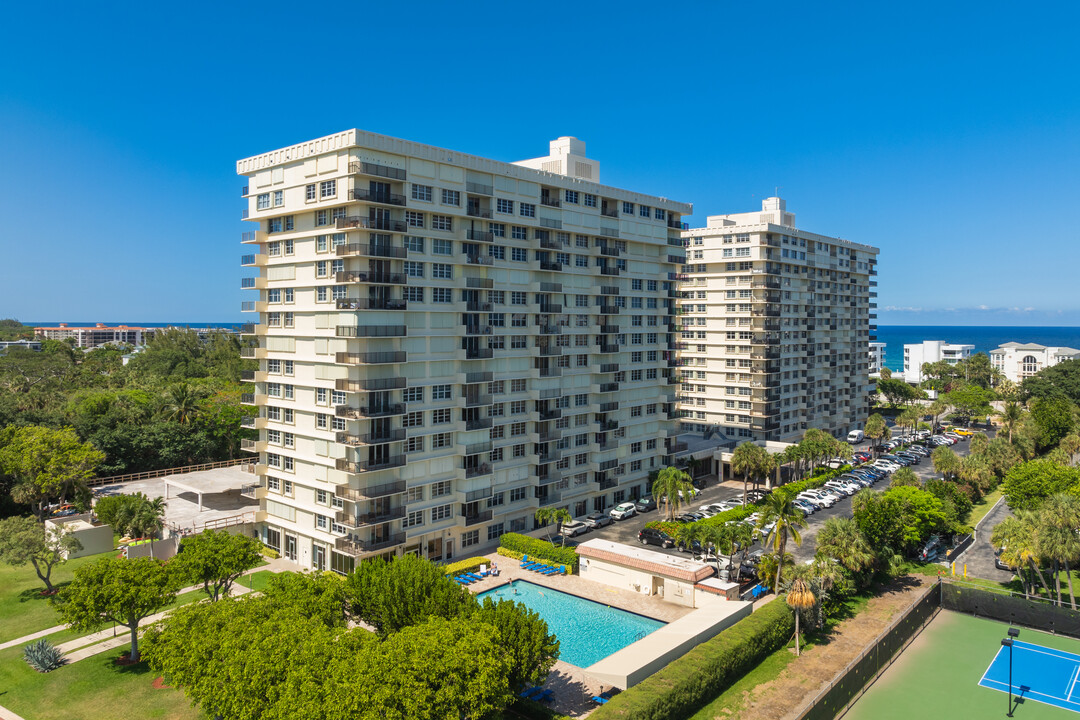 Boca Towers in Boca Raton, FL - Foto de edificio