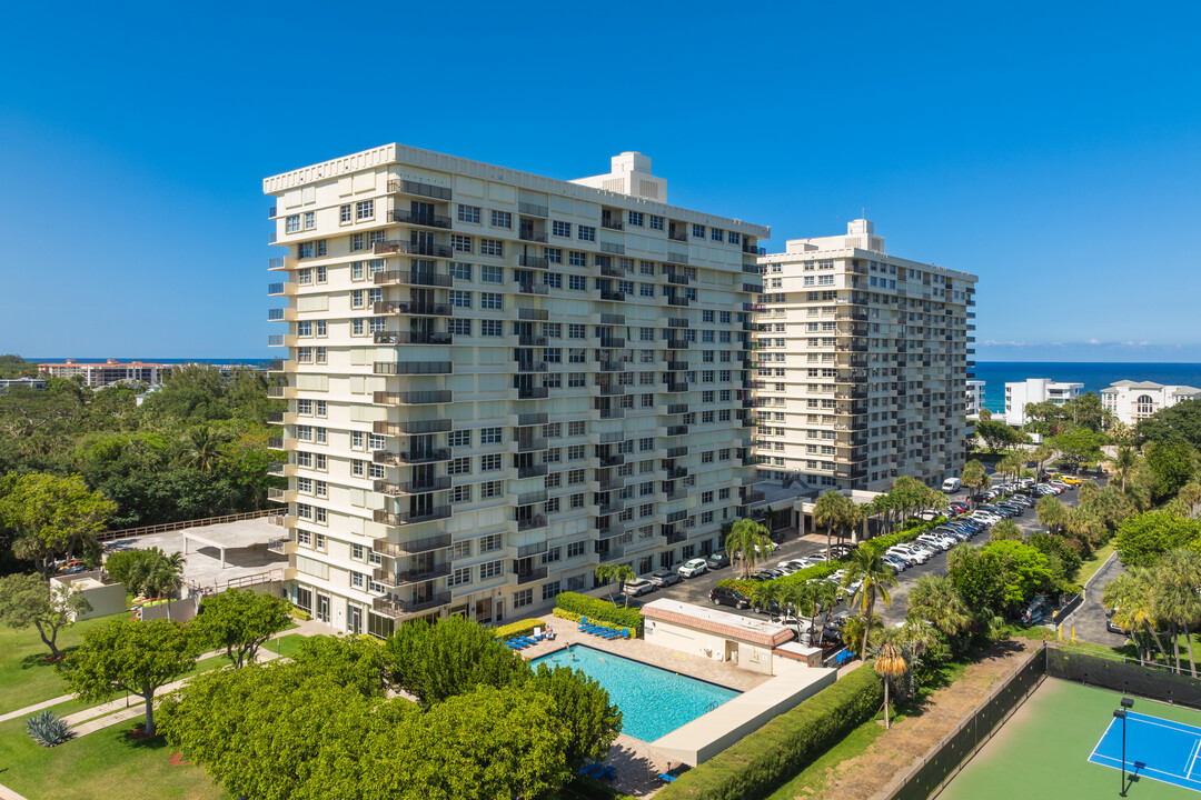 Boca Towers in Boca Raton, FL - Building Photo