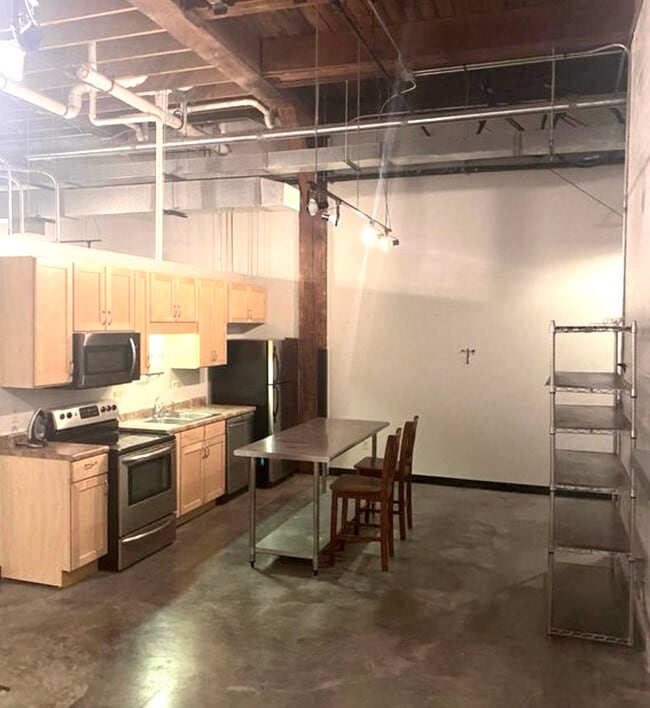 585 S Upper St, Unit 100 in Lexington, KY - Foto de edificio - Building Photo