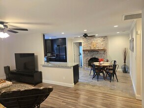 6201 Bridgeport Dr in Charlotte, NC - Foto de edificio - Building Photo