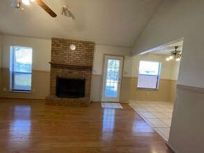 1924 Willow Vale Dr in Fort Worth, TX - Foto de edificio - Building Photo