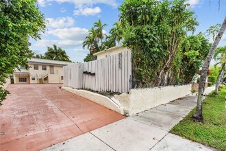 2385 SW 17th St in Miami, FL - Building Photo - Building Photo