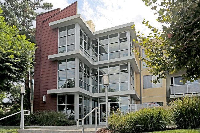 Northpoint Apartments at CSUN in Northridge, CA - Foto de edificio - Building Photo