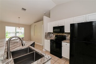 123 SW 29th Terrace in Cape Coral, FL - Foto de edificio - Building Photo