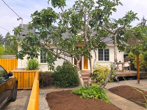 5125 NE Skidmore St, Unit A in Portland, OR - Building Photo - Building Photo