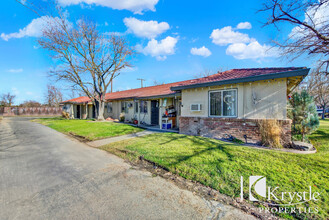 Red Robin Apartments in Sacramento, CA - Foto de edificio - Building Photo