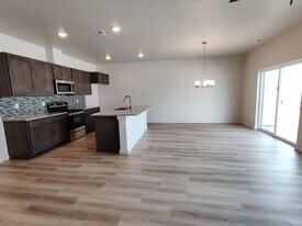 3918 W 5th Pl in Kennewick, WA - Building Photo