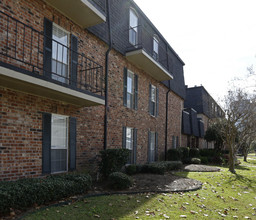 One Metairie Place in Metairie, LA - Foto de edificio - Building Photo