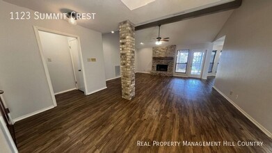 1123 Summit Crest in San Antonio, TX - Building Photo - Building Photo