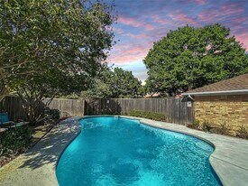 2409 Glen Morris Rd in Carrollton, TX - Building Photo