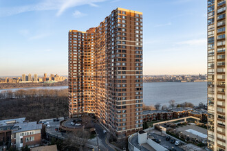 Palisades in Fort Lee, NJ - Building Photo - Building Photo