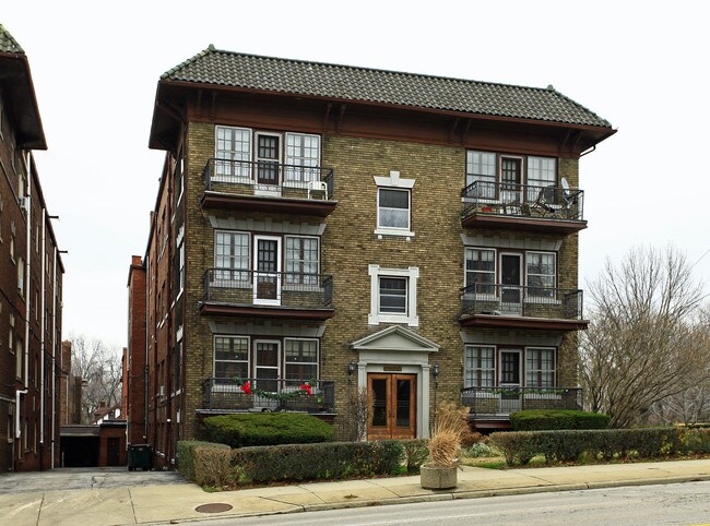 12509 Cedar Rd in Cleveland Heights, OH - Foto de edificio - Building Photo