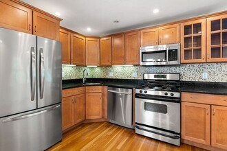 32 Miller Rd, Unit 34 in Newton, MA - Building Photo - Building Photo