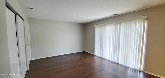 9302 Aylesbury Dr in Louisville, KY - Building Photo - Building Photo