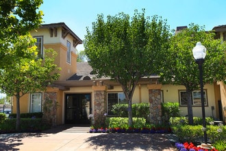 Seasons II Senior Apartment Homes in Lakewood, CA - Foto de edificio - Building Photo