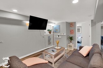 2438 N Maplewood Ave, Unit Garden in Chicago, IL - Building Photo - Building Photo