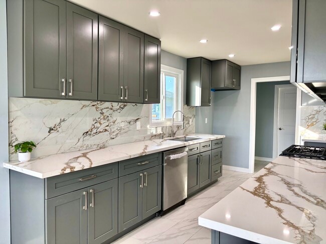 16014 Horace St in Granada Hills, CA - Foto de edificio - Building Photo