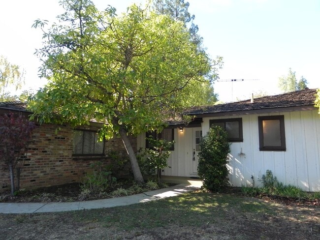 1084 Golden Way in Los Altos, CA - Building Photo - Building Photo