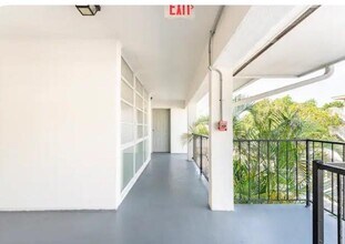 2950 W Bay Dr in Belleair Bluffs, FL - Building Photo - Building Photo