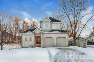 2296 Highwood Ave E in Maplewood, MN - Building Photo