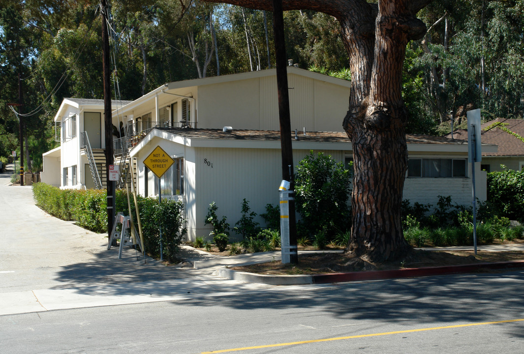 801 E Anapamu St in Santa Barbara, CA - Building Photo